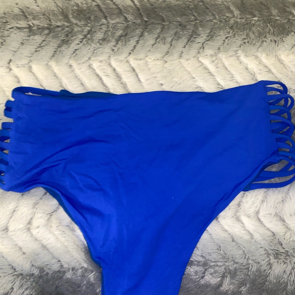 Bikini - Picture 6 of 7
